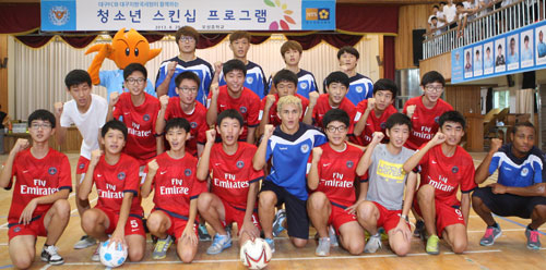 대구FC 선수들이 20일 오성중에서 축구클리닉을 한 뒤 학생들과 포즈를 취하고 있다. 대구FC 제공