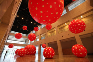 대구미술관에서 전시 중인 쿠사마 야요이의 작품 Dots Obsession, 2013, mixed media, variable dimension