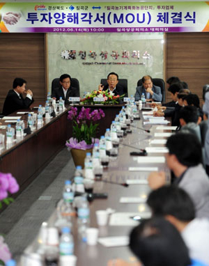 2015년까지 칠곡 왜관읍 아곡리에 24만7천여㎡ 규모의 칠곡농기계특화농공단지가 조성돼 1천여 명의 고용창출과 지역경제 활성화가 기대되고 있다. 사진은 지난해 열린 경상북도와 칠곡군, 입주협의체와의 MOU 장면(정면 왼쪽부터 백선기 군수, 김관용 경북도지사, 서용교 입주협의체 대표). 칠곡군 제공