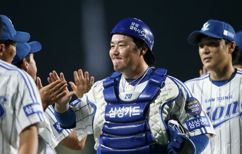 22일 대구시민야구장에서 열린 삼성-두산전에서 홈런 2개에다 노련한 투수리드로 팀 승리의 일등공신이 된 삼성 진갑용이 경기가 끝난 뒤 동료들과 하이파이브를 나누며 그라운드에서 나오고 있다. 삼성 라이온즈 제공