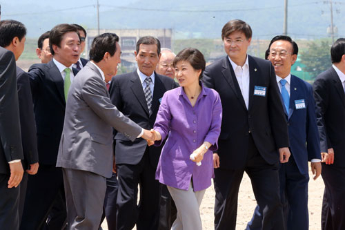 대구경북민의 뜨거운 지지를 받은 박근혜 대통령이 취임 6개월을 맞았다.대북과 외교적인 측면에서는 상당한 평가를 받고 있지만 아직 경제 문제에 대해서는 기대 이상의 성과를 내지 못하고 있다는 지적이 많다. 박 대통령의 대구국가산단 방문 모습. 매일신문DB