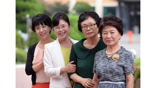 초교파 여평신도회 현 회장과 임원, 그리고 전 회장들. 왼쪽부터 임원(회계) 이영예 집사, 직전 회장 박현옥 권사, 현 회장 권영혜 정교, 김봉자 전 회장. 김태형기자 thkim21@msnet.co.kr
