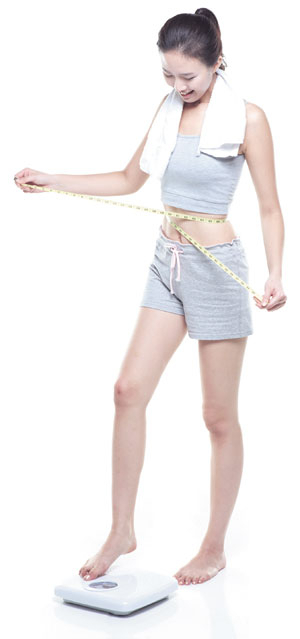 골다공증을 예방하려면 규칙적인 운동과 함께 필수 영양소를 갖춘 음식들을 골고루 섭취하는 것이 중요하다. 칼슘이나 비타민D를 약제로 먹을 수도 있지만 음식을 골고루 먹고 햇빛을 충분히 받는 것도 좋은 방법이다.