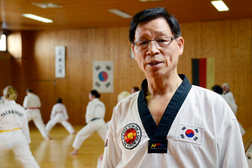 ※곽금식 관장은 1947년 달성군 논공면 남동에서 태어났다. 대구에서 중학교 시절을 보내며 태권도에 입문, 백마부대 태권도 교관단의 일원으로 베트남전에 참전했다. 베트남에서도 한국과 미군 장병들을 대상으로 태권도를 가르쳤다. 30개월간의 복무가 끝난 후 1971년 파독 광산 근로자로 독일에 건너가 현재까지 현지인들에게 태권도를 보급하고 있다. 태권도 공인 9단으로 국기원 해외자문위원, 독일 카를스루에 태권도협회 부회장 등을 맡고 있다.