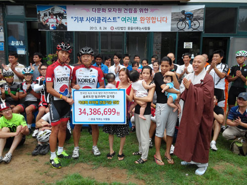 한국인 최초로 미국 대륙횡단 자전거 레이스에 도전했던 김기중 ㈜삼일 대표이사는 24일 자신이 모금한 돈을 다문화 모자원 건립 비용으로 써달라며 꿈을이루는사람들 관계자들에게 전달했다. 꿈을이루는사람들 제공