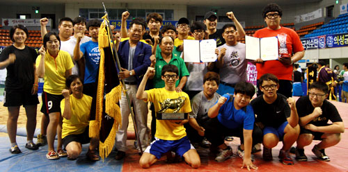 24일 영주 국민체육센터에서 열린 2013 경상북도씨름왕선발대회 입상 선수들이 시상식 후 포즈를 취하고 있다. 경상북도생활체육회 제공