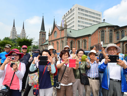 26일 광주 문화관광해설사 40여 명이 한국관광의 별에 선정된 대구 근대골목을 투어하며 계산성당 주변 관광명소를 스마트폰으로 촬영을 하고 있다. 대구