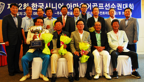 제42회 한국시니어아마추어골프선수권대회 입상자와 대회 관계자들이 28일 시상식 후 포즈를 취하고 있다. 대구컨트리클럽 제공