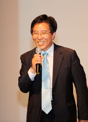 지난 4월 보궐선거에 당선, 취임 6개월을 맞는 고윤환 문경시장의 기본에 충실한 리더십이 주목받고 있다.
