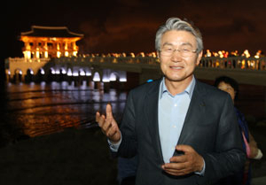 영일대해수욕장에 지어진 영일대를 배경으로 선 박승호 포항시장. 포항시 제공