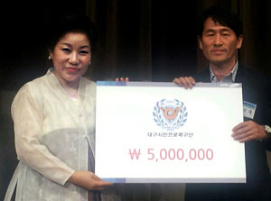 28일 대구FC에 후원금 500만원을 기탁한 예영숙(왼쪽) 삼성생명 명예본부장과 대구FC 석광재 사무국장. 대구FC 제공