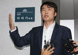 내란음모 등의 혐의로 사전구속영장이 청구된 이석기 통합진보당 의원이 30일 저녁 국회 의원회관 자신의 의원실 앞에서 언론을 통해 공개된 녹취록 관련 입장을 밝히고 있다. 연합뉴스