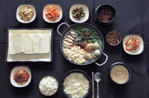 술도둑인 초당모두부와 밥도둑인 초당순두부, 순두부전골을 한상차림으로 차렸다.