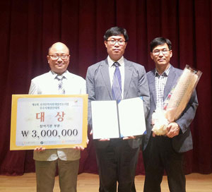 지난 29일 오후 경주 블루원리조트에서 개최된 Best Of CHAMP day에서 (주)알앤유가 참여업체 부문 대상을 받고 영진전문대학 사업 담당 교수와 기념사진을 촬영했다.(왼쪽부터 영진전문대 김주엽 교수, 장기섭 알랜유 전략기획실장, 정기현 교수)