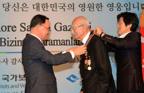 8월 31일(현지시간) 이스탄불 뤼트피크르다르 컨벤션센터에서 열린 한국전쟁 참전용사 감사행사에서 정홍원 국무총리가 터키두란쵸크메즈 한국전 참전용사회장에게 기념메달을 걸어주고 있다. 이스탄불에서 이채근기자 mincho@msnet.co.kr