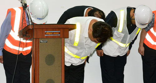 팽정광 코레일사장 직무대행과 대구역 임원진이 8월 31일 오후 사고대책본부가 설치된 대구역에서 대국민사과문을 발표하며 머리 숙여 인사하고 있다. 정운철기자 woon@msnet.co.kr