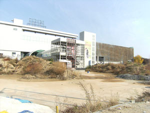 3년째 공사가 중단돼 흉물로 변한 구미역의 역후 광장 및 지하주차장 건립공사가 올 연말 마무리될 예정이다. 구미