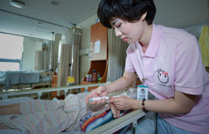 지난 16일 대구의 한 병원에서 병동 간호사가 입원 환자의 혈당을 체크하고 있다. 이 병원의 내과 병동 입원 환자는 총 49명이지만 낮에 근무하는 간호사가 4명 밖에 없다.