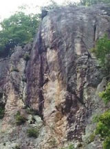 사진-금오산 해운사 뒤편 도선굴로 가는 절벽 30m 높이에 새겨진 관세음보살상과 남순동자상이 2일 국내 최초로 발견됐다. 구미