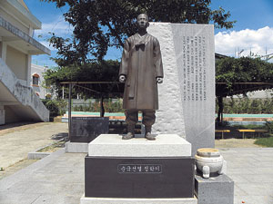 달성군 화원초등학교 교정에 있는 정학이 항일열사 동상.