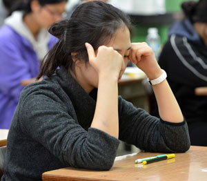 정부가 대입 제도를 대폭 손질하기로 하면서 학교 현장이 어수선하다. 학생, 학부모들은 또다시 바뀌는 입시 제도에 어떻게 대처해야 할지 심란하다. 하지만 이럴 때일수록 침착하게 발표 내용을 분석한 뒤 대입 전략을 짜고 차근차근 실천해나가는 자세가 필요하다. 지난해 대구의 한 수능 시험장에서 수능을 치르기 직전 마음을 다잡고 있는 수험생 모습. 매일신문 DB
