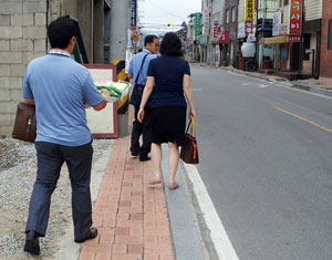 영주 휴천1동 구 안동 통로에 설치된 폭 70㎝의 규격미달 인도.
