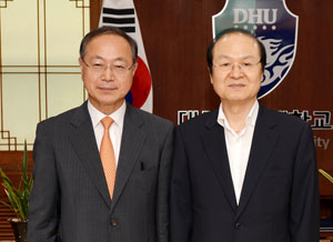 김연수(왼쪽) 전 대구시 행정부시장과 이준구 대구한의대 총장.
