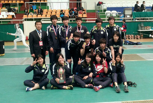 제15회 전국 남녀 단체대학펜싱선수권대회에서 남녀 동반 우승한 대구대 펜싱선수단. 대구대 제공