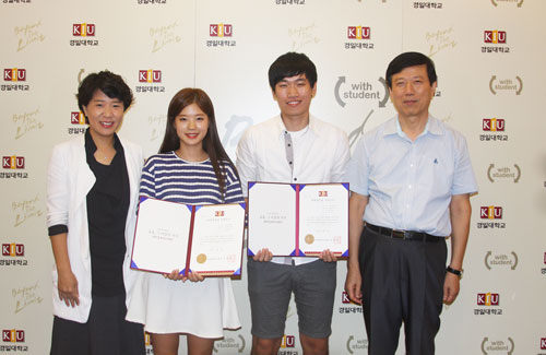 사진 왼쪽부터 경일대 응급구조학과 김영화 교수, 정주연 양, 김상훈 군, 정재원 학생처장.