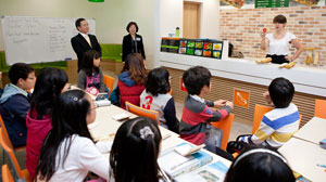 구미시는 글로벌 교육환경 조성을 위해 지역 초등학교를 대상으로 영어체험교실 운영 및 영어마을 체험학습을 하고 있다. 구미시 제공