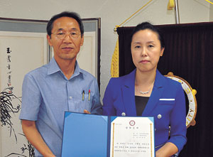 어린 동료 학생들에게 장학금을 양보한 김형란(오른쪽) 씨. 위덕대 제공