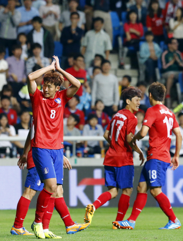 (사진) 6일 인천축구전용경기장에서 열린 한국과 아이티의 평가전에서 손흥민이 후반 골을 성공시킨 뒤 환호하고 있다. 연합뉴스