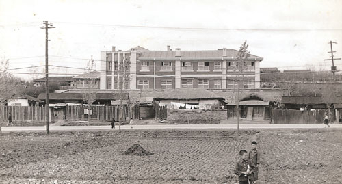 베네딕도 수녀회는 1954년 현 대구파티마병원 자리인 동구 신암동 땅을 사들여 이듬해 건물을 짓기 시작했다. 땅을 매입하는 과정부터 건물을 짓기까지 주위의 많은 사람들이 기꺼이 도왔다. 대구파티마병원 제공