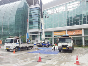 엑스코가 옥상정원 조성공사를 진행사면서 전시회 주최측과의 사전 협의 없이 대형 장비를 들여와 관람객과 바이어에게 큰 불편을 초래했다. 6일 오전 공사로 인해 중간 출입구가 통제됐다.