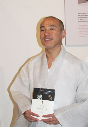취운향당 창립 20주년을 맞아 일반인들에게 향의 세계를 설명하고 있는 능혜 스님.