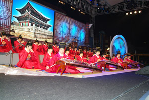2013 세계피리축제 포스터와 지난해 축제 당시 궁중음악 공연 장면.