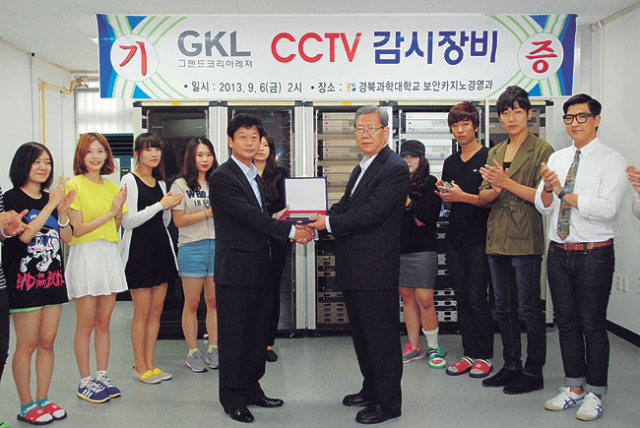 그랜드코리아레저 정수용 팀장이 도정기(오른쪽) 경북과학대 총장에게 매트릭스, CCTV 감시카메라, 컴퓨터 등 보안카지노경영과를 위한 실습장비를 기증하고 있다. 경북과학대 제공