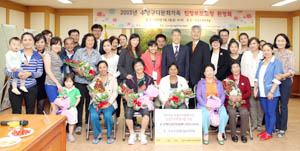 대구 수성구청은 6일 다문화가족 친정 부모 5가정 7명을 초청해 환영회를 가졌다. 수성구청 제공