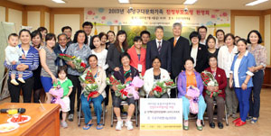 대구 수성구청은 6일 다문화가족 친정 부모 5가정 7명을 초청해 환영회를 가졌다. 수성구청 제공