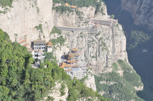 면산의 하늘도시. 멀리 하늘다리 천교(天橋)가 보인다.