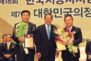 이현준(오른쪽) 예천군수가 10일 경기 고양시 킨텍스 제1전시장에서 열린 제18회 한국지방자치경영대상 시상식에서 