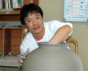 달항아리를 빚고 있는 김경식 씨.