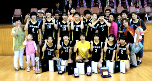 2013 CBS배 전국남녀 중고배구대회 여중부에서 우승한 대구일중 선수단. 대구일중 제공