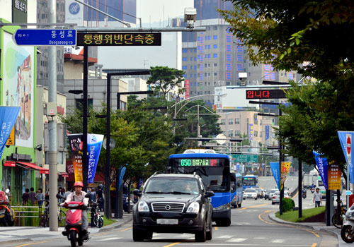 대구시는 중구 중앙파출소 앞 약령시 입구에서 대중교통전용지구로 나와 반월당 네거리로 불법통행하는 차량에 대한 CCTV 단속을 다음 달부터 실시하기로 했다. 정운철기자 woon@msnet.co.kr