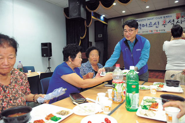 삼성전자 구미 스마트시티 전우헌 공장장을 비롯한 임직원들은 11일 구미 금오종합사회복지관에서 지역 어르신들을 초청, 경로잔치를 열었다. 삼성전자 제공