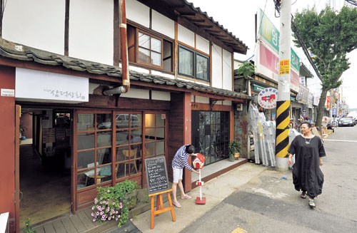 대구 중구 북성로 공구골목은 일제강점기 때 대구 최대 번화가로 당시 시대상을 엿볼 수 있는 건축물이 건재하고 있다. 일제강점기 때 미곡창고로 사용됐다가 옛 모습을 최대한 살려 리노베이션한 카페 삼덕상회. 성일권기자 sungig@msnet.co.kr