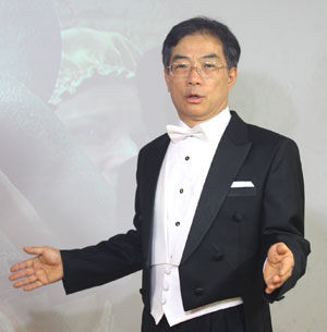 퇴직하고 막연함을 달래기 위해 시작한 노래는 이형균 씨에게 새로운 생활을 가져다주었다. 노래하는 그날로 눈빛이 다시 살아난 것은 물론이고 하루가 어떻게 지나가는지 모를 만큼 바쁘게 됐다고 했다.