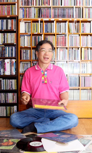 그의 음악실에는 사방을 가득 메운 음반들로 가득했다. 그는 매일 이방에서 클래식 음악을 들으며 행복감에 빠진다고 말했다.