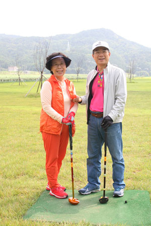 올봄부터 부부는 파크골프를 시작했다. 돈도 시간도 많이 들지 않아 은퇴자들에게 권하고 싶다고 했다.