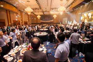 13일 열린 대구가톨릭대 100주년 기념행사 ＆#985168;소통과 화합의 밤＆#985169;에 참석한 교직원들이 서로의 손을 잡고 화합의 노래를 부르고 있다.